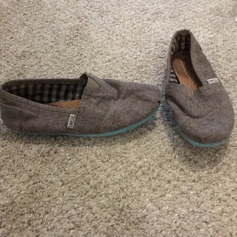 gray and teal Herringbone patterned Toms size 7